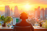 Mann mit Laptop und Skyline