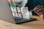 Laptop und abstrakte Formulare