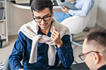 Mitarbeiter arbeitet im Büro